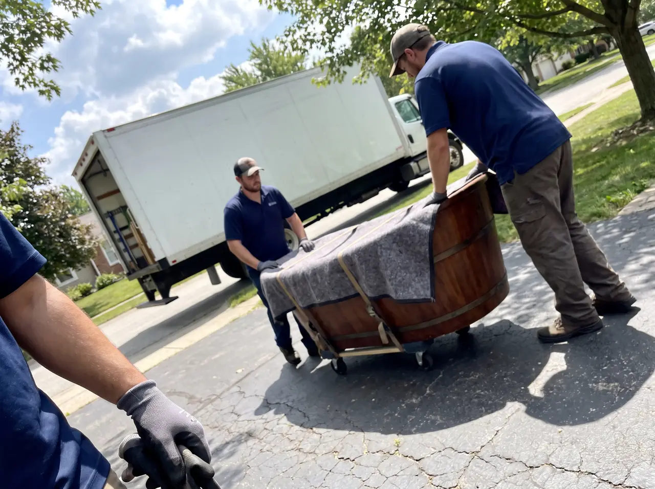 Entregadores descarregando banheira de madeira embalada em entrada de casa
